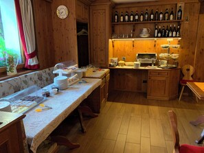 Free daily buffet breakfast  - Dream hotel  (Staffa)