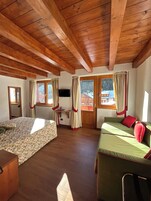 Quarto triplo família, vista para a montanha | Cofres nos quartos, cortinas blackout, quartos à prova de som