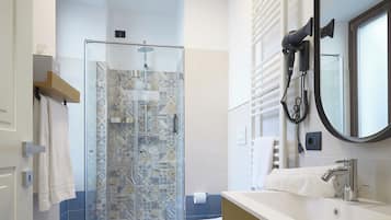 Basic-Zimmer | Badezimmer | Dusche, Haartrockner, Handtücher, Seife