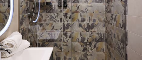 Basic Room | Bathroom | Shower, hair dryer, towels, soap