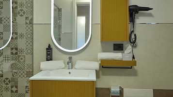 Basic Room | Bathroom | Shower, hair dryer, towels, soap