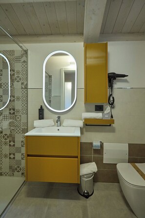 Quarto básico | Banheiro | Chuveiro, secador de cabelo, toalhas de banho, sabonete