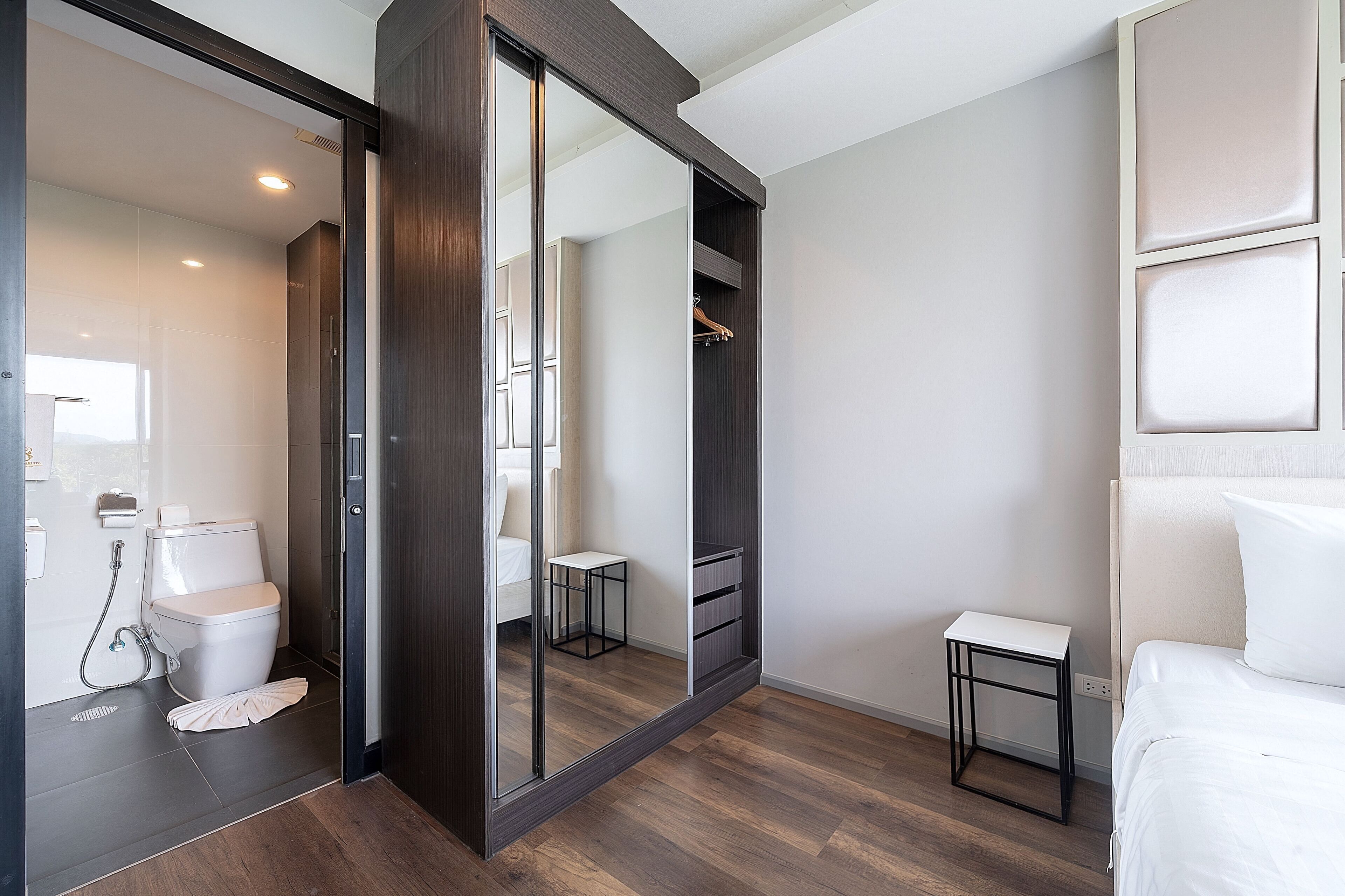 ดีไซน์คอนโด, ระเบียง, วิวสวน | ตู้เสื้อผ้า