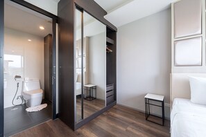 设计公寓式客房, 阳台, 花园景观 | 衣柜