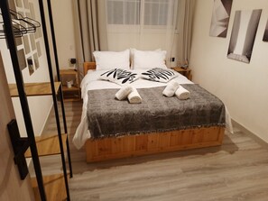 3 bedrooms, iron/ironing board, WiFi, bed sheets - AkisPlace. 
3 bedroom apt fully rennovated, cozy and comfortable place to stay. (Ioannina)