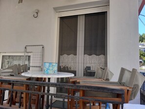 Outdoor dining - AkisPlace.
3 bedroom apt fully rennovated, cozy and comfortable place to stay. (Ioannina)