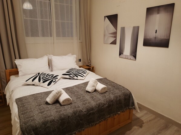 3 bedrooms, iron/ironing board, WiFi, bed sheets - AkisPlace.
3 bedroom apt fully rennovated, cozy and comfortable place to stay. (Ioannina)