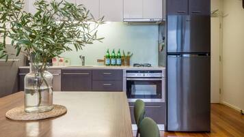 Fridge, oven, dishwasher, coffee/tea maker