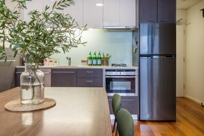 Fridge, oven, dishwasher, coffee/tea maker