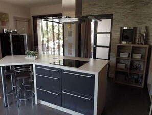 Private kitchen - Room at Sylvie's, breakfast included (Val-d'Izé)