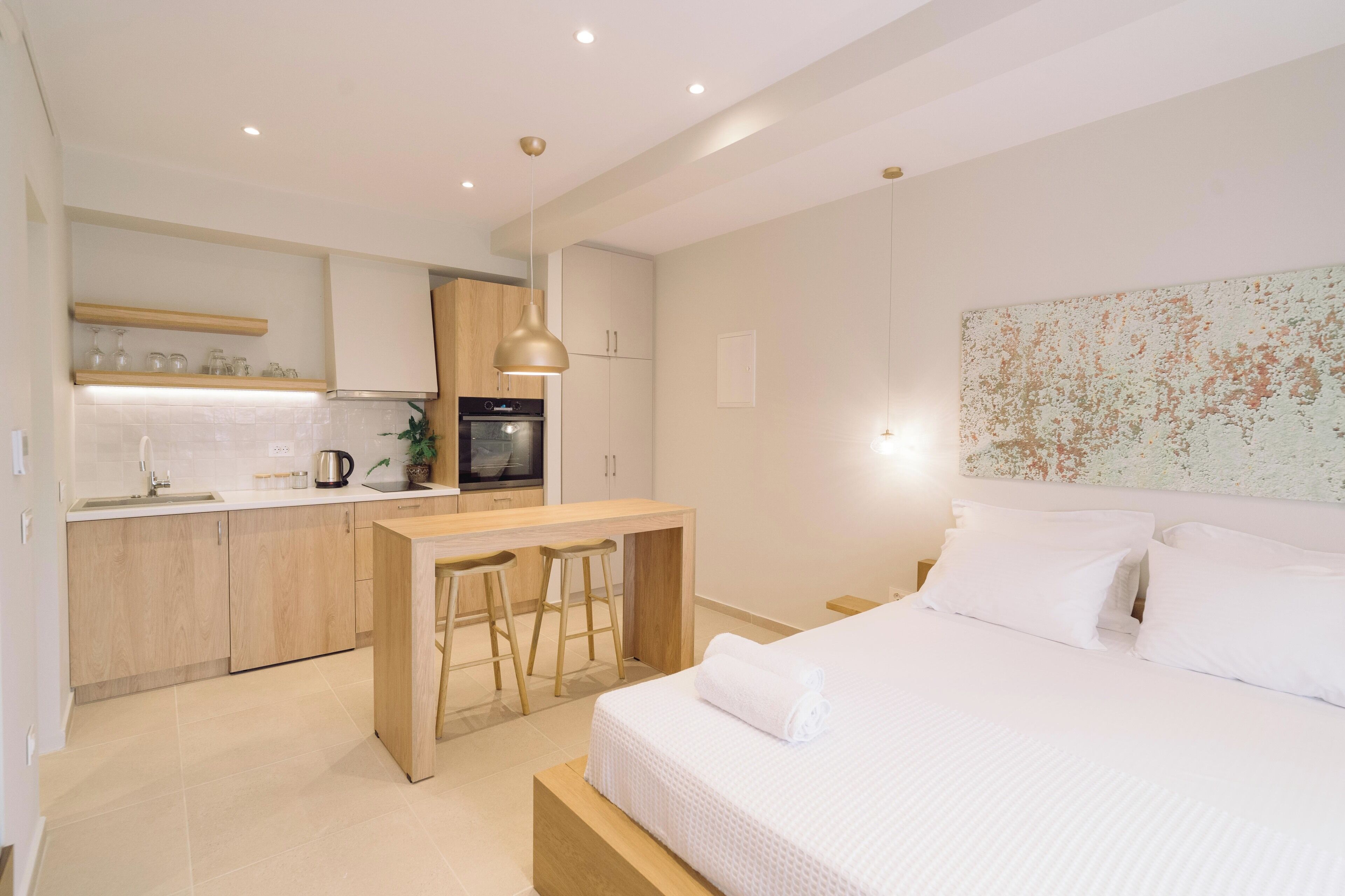 Deluxe Studio Suite, Pool View | Private kitchen | Highchair