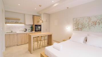 Deluxe Studio Suite, Pool View | Private kitchen | Highchair