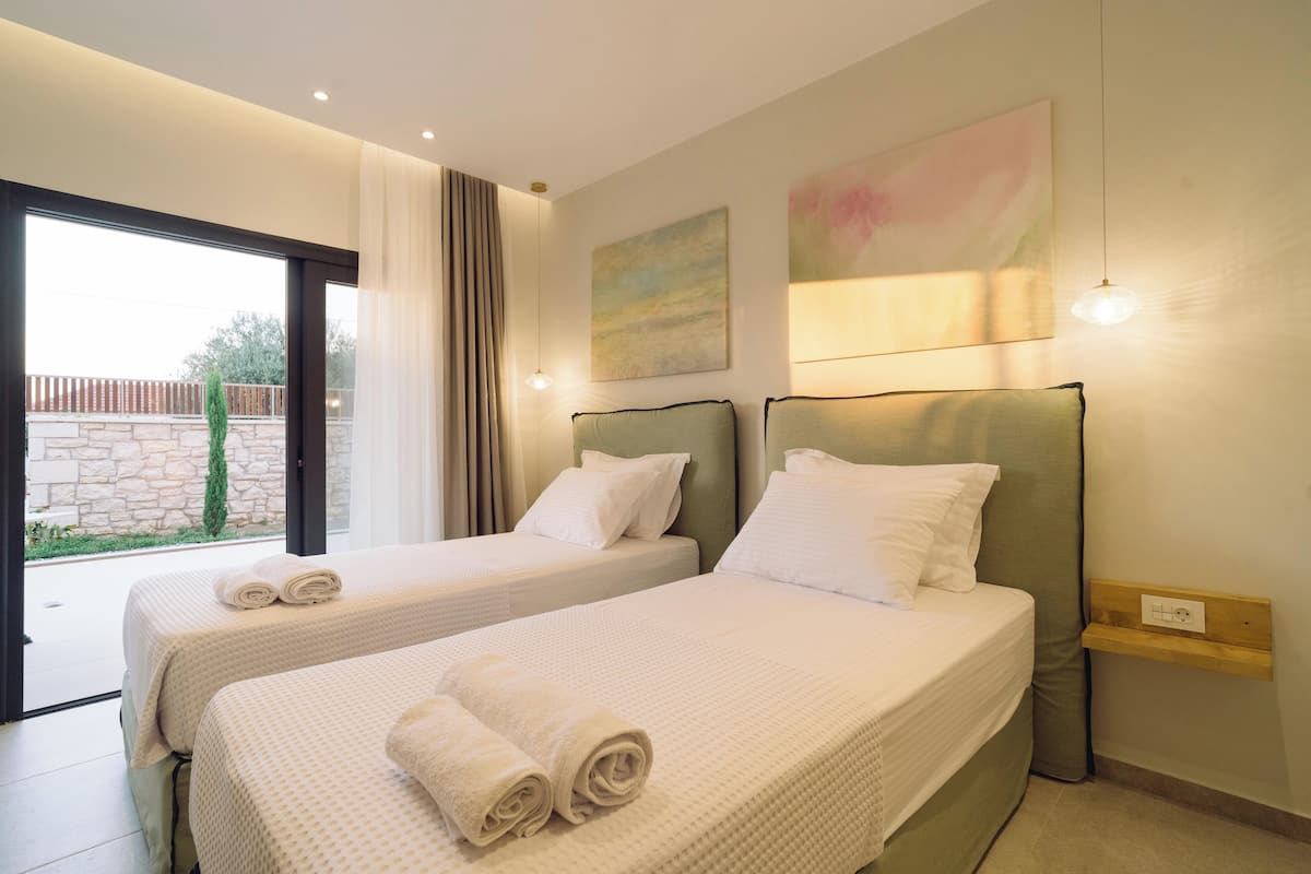 Quarto duplo luxo, vista para o pátio | Cofres nos quartos, cortinas blackout, quartos à prova de som