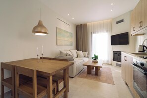 Deluxe Suite, Balcony, Mountain View | Living area