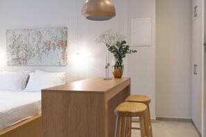 Suite estudio Deluxe, vistas a la piscina | Zona de estar | Una televisión