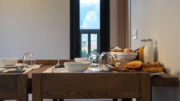 Phòng Suite Deluxe, ban công, quang cảnh núi | Khu vực ăn uống tại phòng