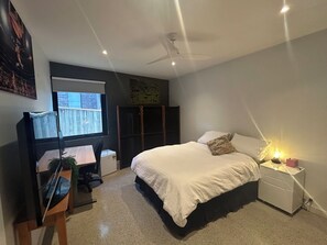 1 slaapkamer, een kluis op de kamer, een bureau