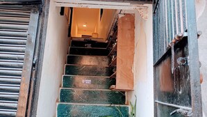 A staircase leading to a dormitory with a sign advertising Maroli Nandham Dormitory for boys and girls. - Marol nandham dormitory  (Mumbai)