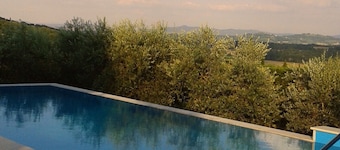 Farmhouse in the Tuscan countryside, swimming pool. Hot springs, art cities, Etruscan archaeology