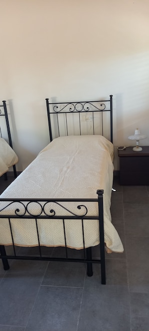 2 habitaciones, tabla de planchar con plancha y ropa de cama