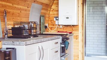 Réfrigérateur, four, plaque de cuisson, grille-pain