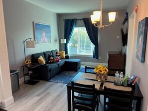 Smart TV, fireplace, offices, printers - DIsney Potter Themed Condo * FREE Shuttle & Parking * Univeral & Epic Shuttle (Orlando)