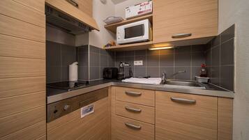 Køleskab, mikrobølgeovn, kogeplade, opvaskemaskine