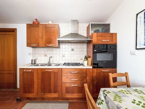 Een koelkast, een oven, een kookplaat, een koffiezetapparaat/waterkoker