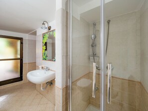 Regadera, secadora de cabello, bidet, toallas 