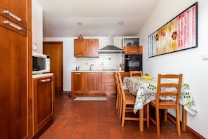 Refrigerador, horno, parrilla de estufa y cafetera y tetera