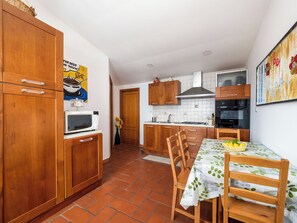 Fridge, oven, stovetop, coffee/tea maker