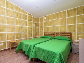 2 bedrooms, iron/ironing board, travel cot, free WiFi