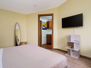2 habitaciones, tabla de planchar con plancha y cuna de viaje 