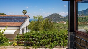Un edificio con un tetto solare, vista su una montagna e cielo sereno.