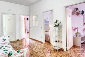 5 Schlafzimmer, Schreibtisch, Bügeleisen/Bügelbrett, kostenloses WLAN