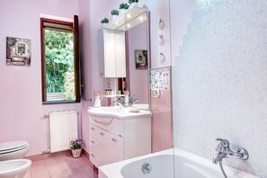 Douche, séchoir à cheveux, bidet, serviettes fournies