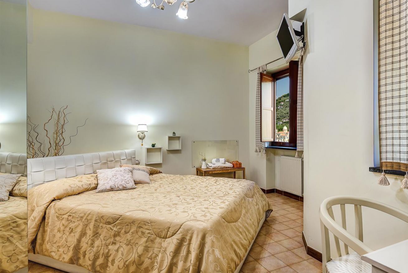 5 bedrooms, desk, iron/ironing board, free WiFi