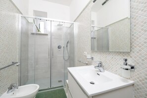 Shower, hair dryer, bidet, towels - Maya Home apartment in the historic center of Sorrento (Sorrento)