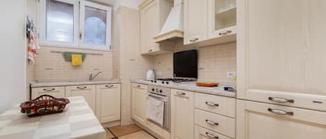 Een koelkast, een microgolfoven, een oven, een kookplaat