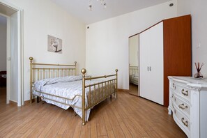 2 habitaciones, tabla de planchar con plancha y cuna de viaje 