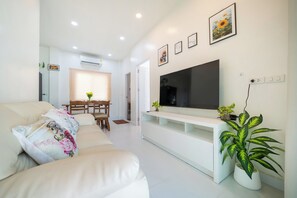 エクスクルーシブ ヴィラ 2 ベッドルーム プールビュー ビーチサイド | リビング エリア