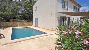 A two-story house with a swimming pool, stone wall, and flowering plants. - Spacious 4 bedroom mas with AC, WiFi, wonderful view in a nice and quite place (Lioux)