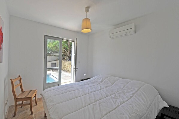 4 chambres, coffres-forts dans les chambres, bureau