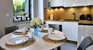 Departamento Confort | Cocina privada | Refrigerador, horno, parrilla de estufa y cafetera y tetera 