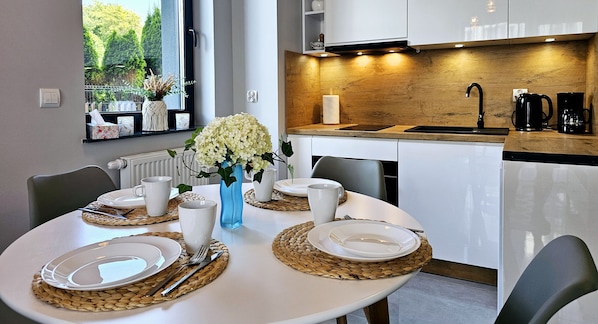 Departamento Confort | Cocina privada | Refrigerador, horno, parrilla de estufa y cafetera y tetera