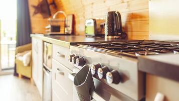 Réfrigérateur, four, plaque de cuisson, bouilloire électrique