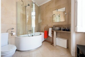 Family Apartment, City View | Bathroom