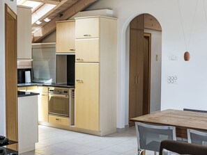 烤箱、洗碗机、烤面包机、餐桌