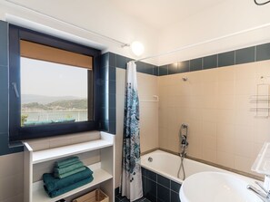 Bathroom - Beautiful private villa for 10 people with private pool, WIFI, A/C, TV, terrace and pets allowed (Trevignano Romano)