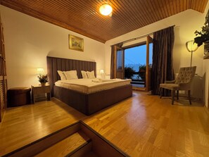 5 bedrooms, iron/ironing board, WiFi, bed sheets